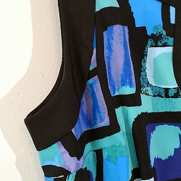 Fun and funky shift dress with keyhole neckline - Picture 2 of 5